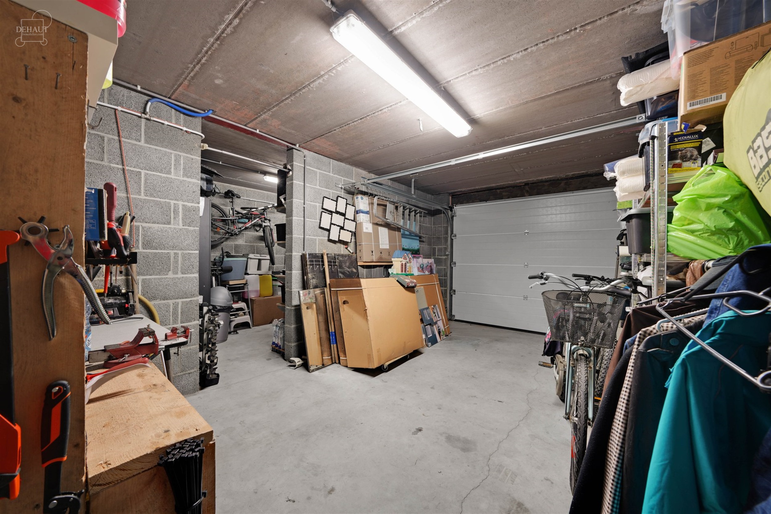 Superbe immeuble de rapport construit en 2018 comprenant 4 appartements répartis sur 3 niveaux, 5 garages, 5 cavettes et un parking privé. Chaque ap...