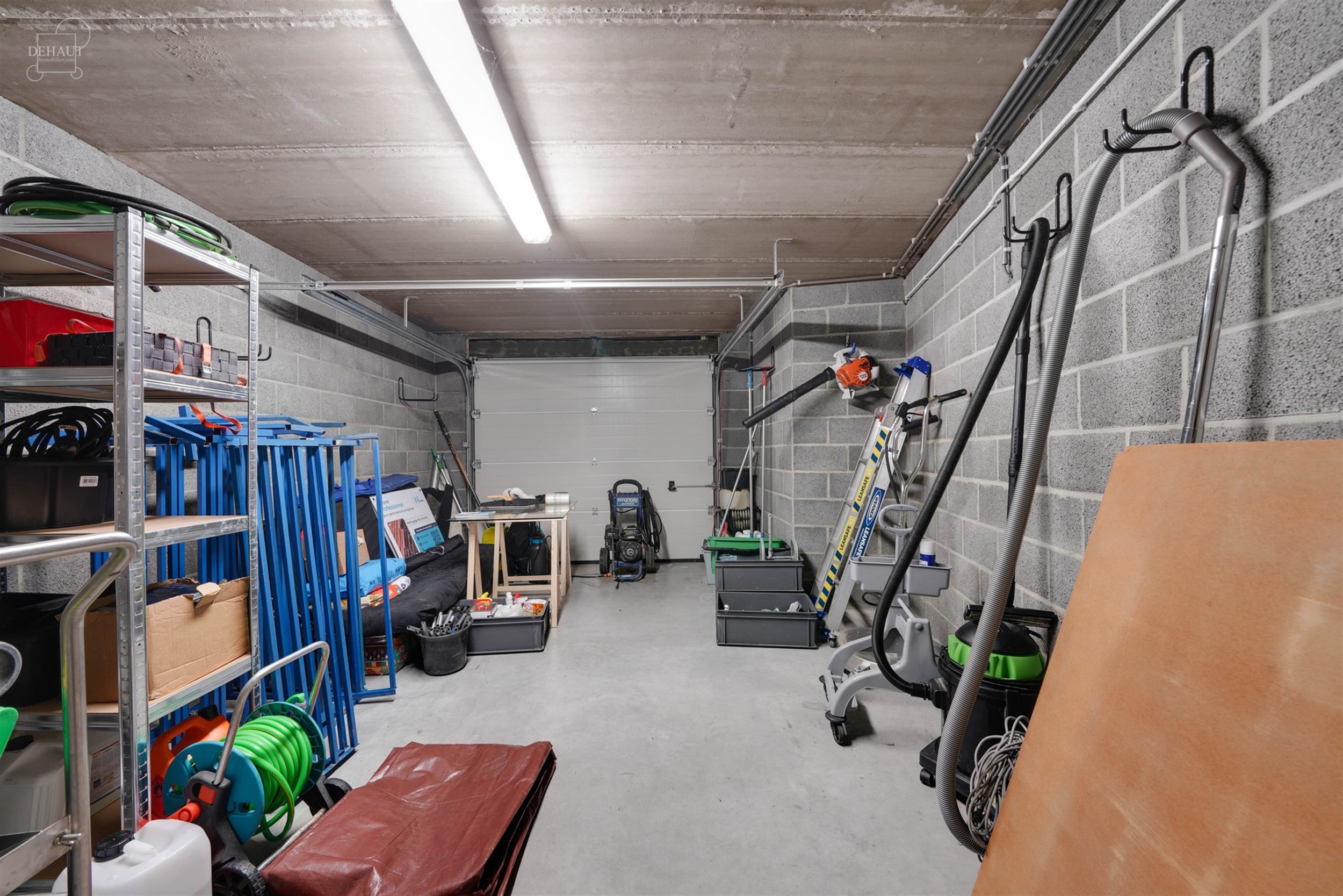 Superbe immeuble de rapport construit en 2018 comprenant 4 appartements répartis sur 3 niveaux, 5 garages, 5 cavettes et un parking privé. Chaque ap...