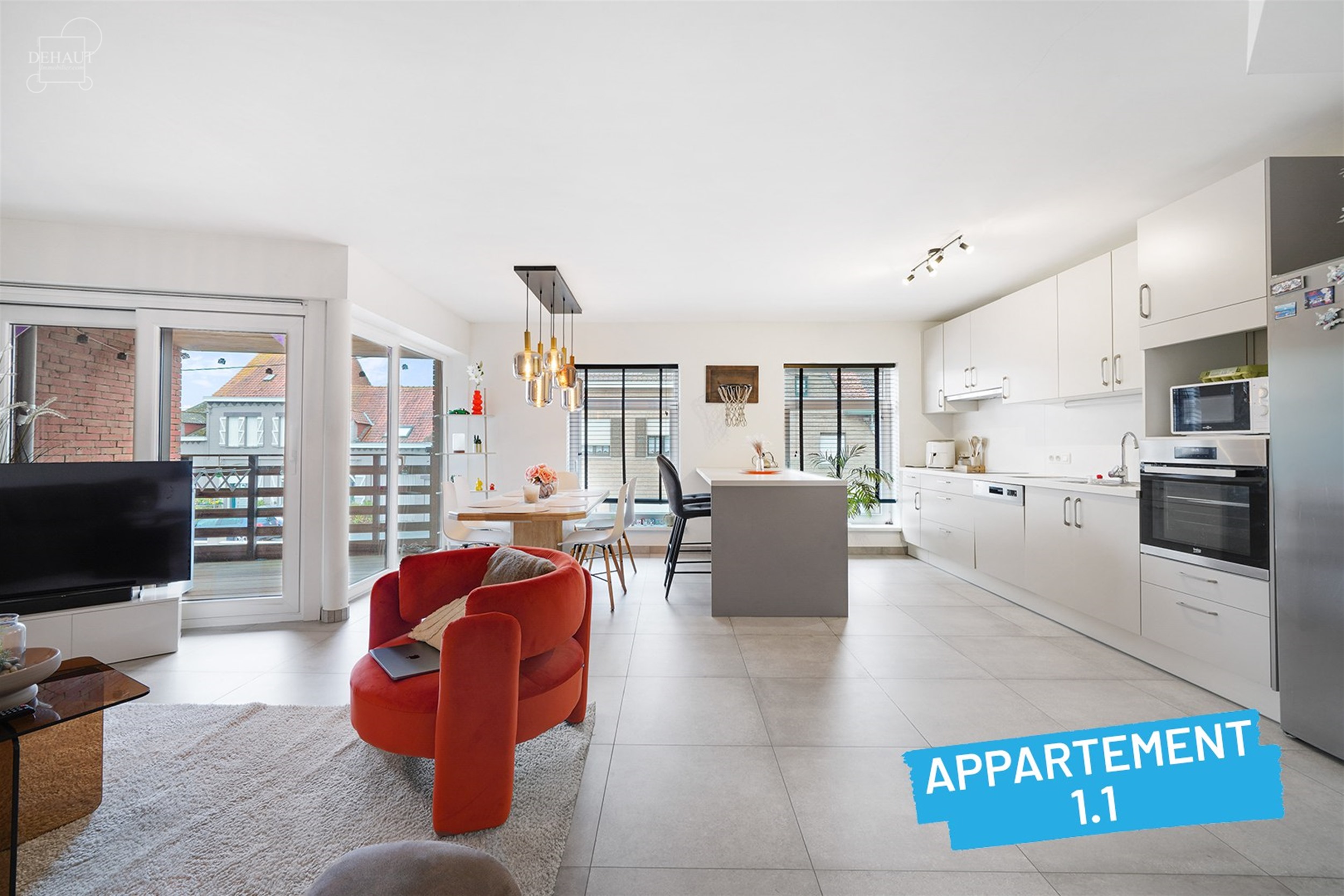 Superbe immeuble de rapport construit en 2018 comprenant 4 appartements répartis sur 3 niveaux, 5 garages, 5 cavettes et un parking privé. Chaque ap...