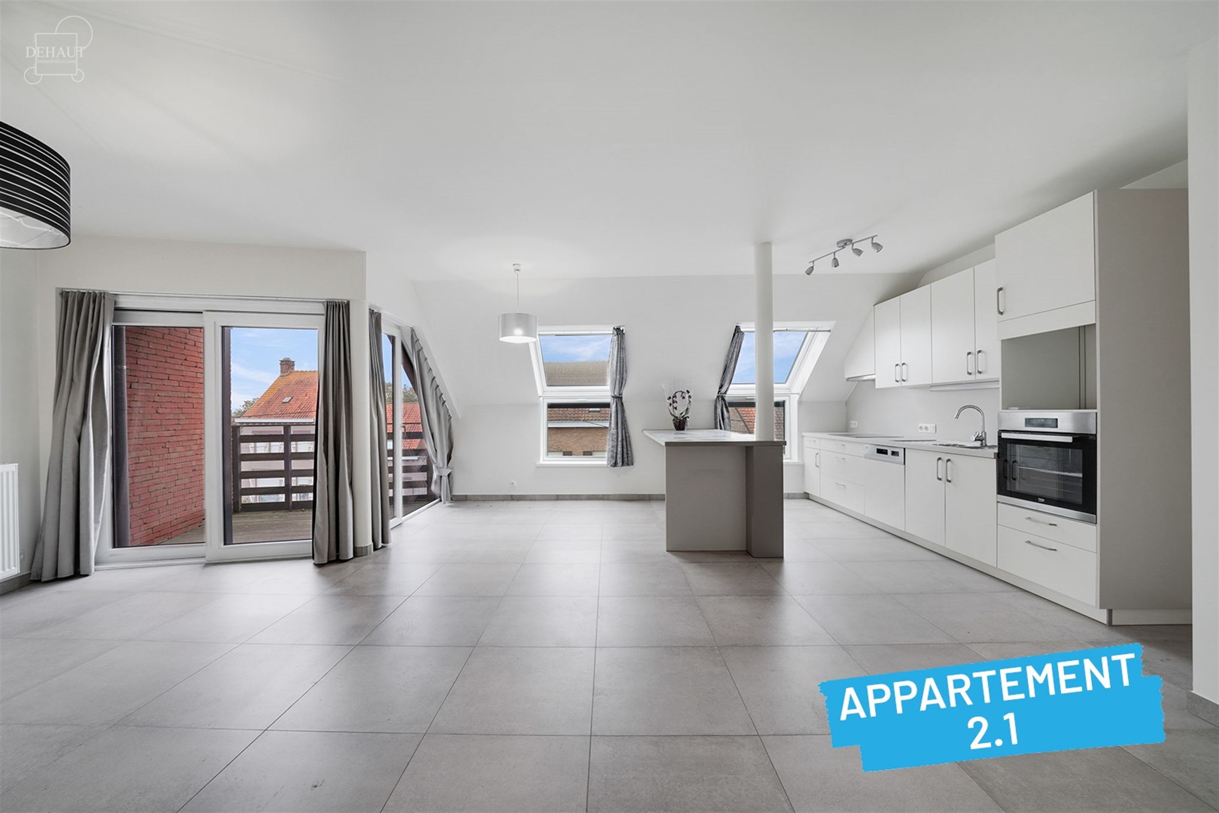 Superbe immeuble de rapport construit en 2018 comprenant 4 appartements répartis sur 3 niveaux, 5 garages, 5 cavettes et un parking privé. Chaque ap...