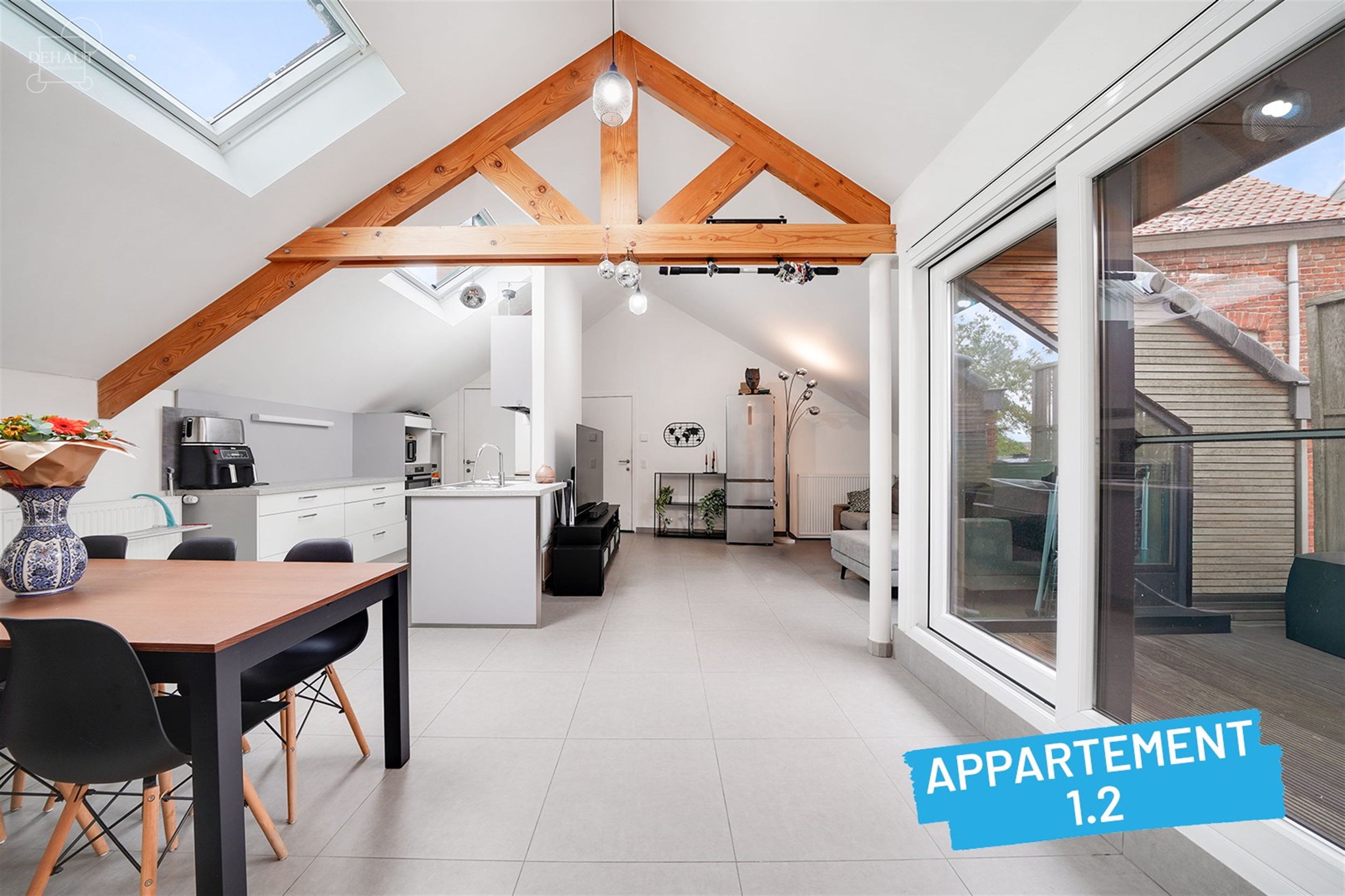 Superbe immeuble de rapport construit en 2018 comprenant 4 appartements répartis sur 3 niveaux, 5 garages, 5 cavettes et un parking privé. Chaque ap...
