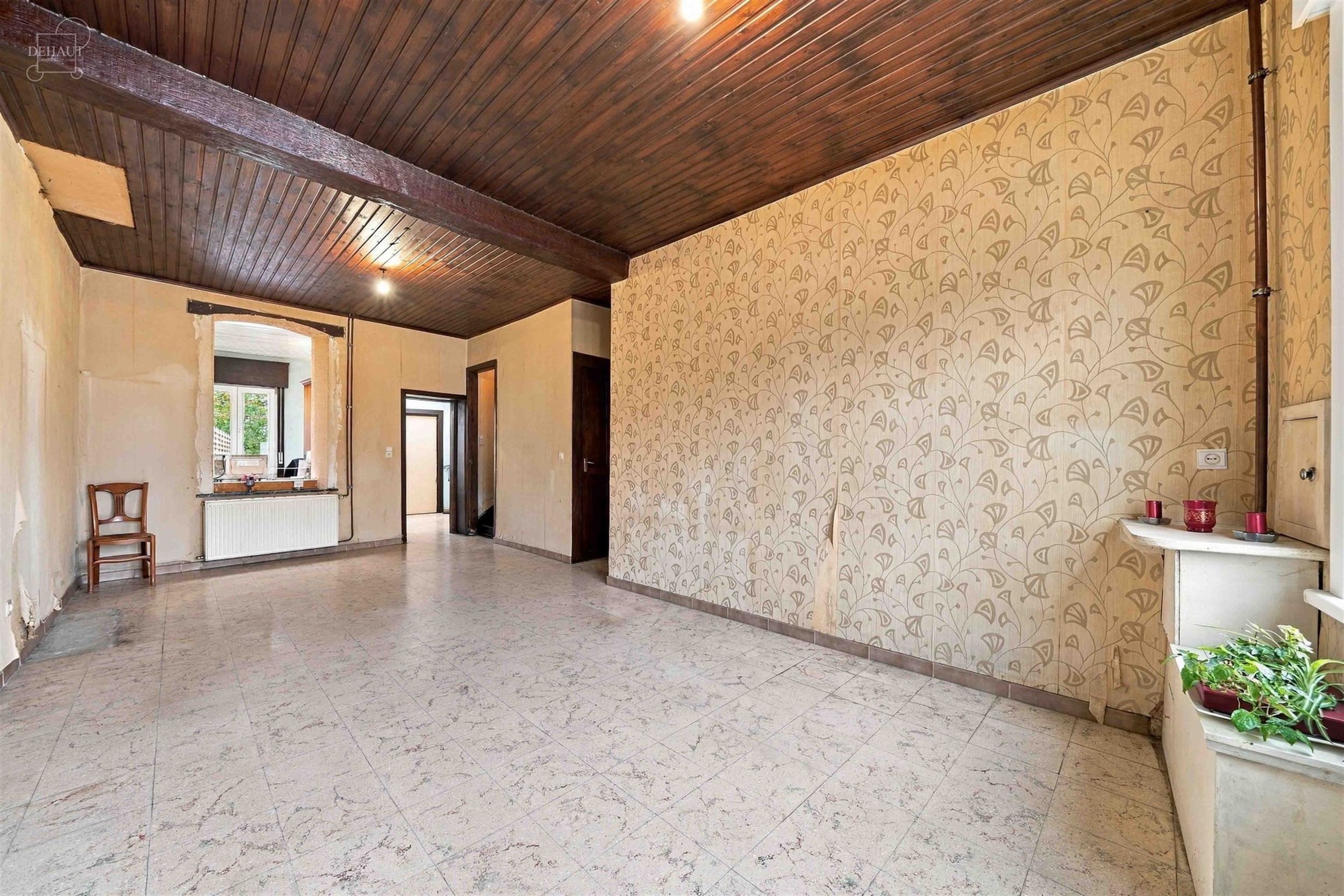 Herenhuis bestaande uit een hal die uitkomt op een woonkamer, een keuken, een zithoek, een badkamer, een extern toilet en 3 slaapkamers. Aangename tui...