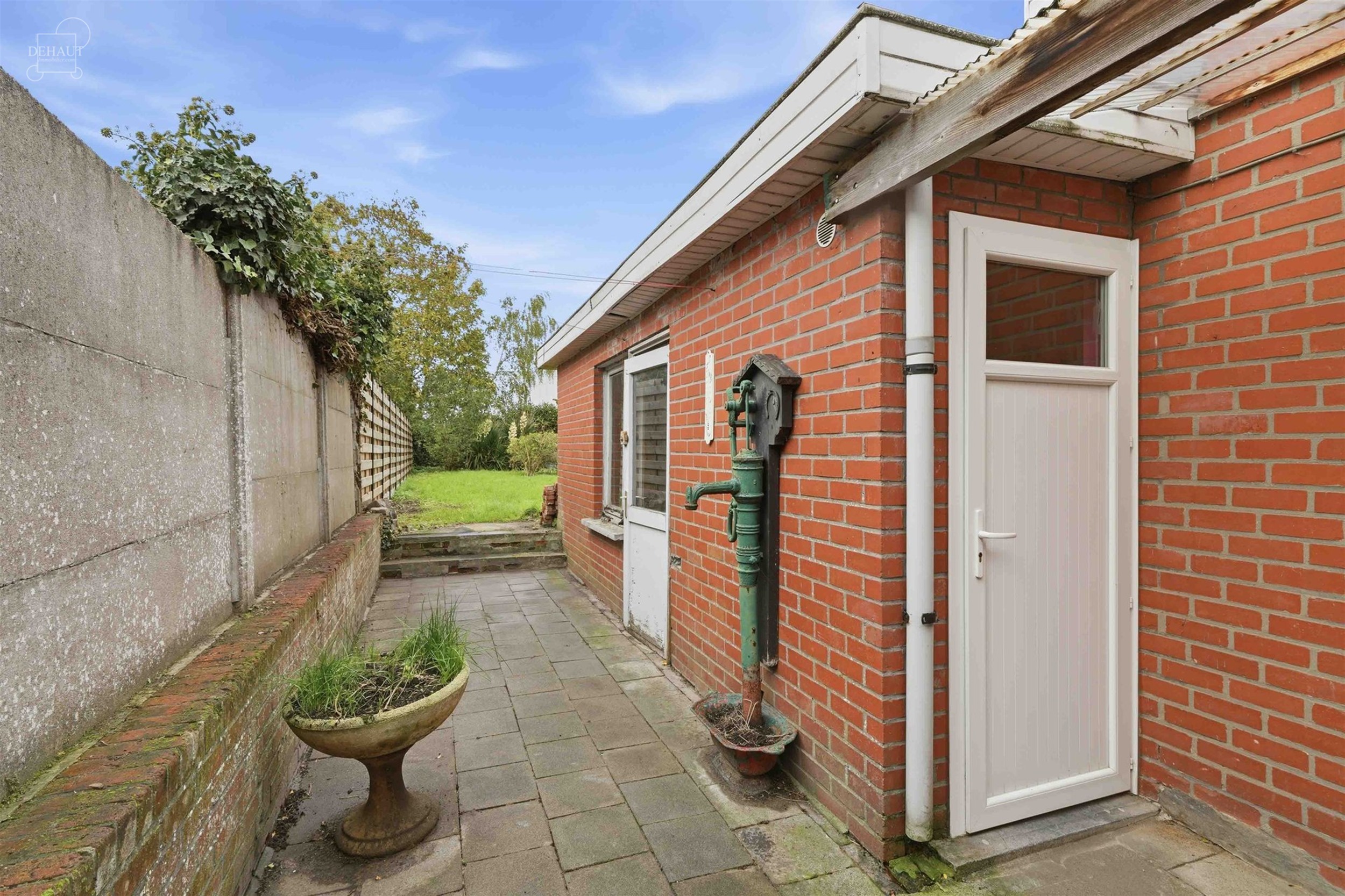 Herenhuis bestaande uit een hal die uitkomt op een woonkamer, een keuken, een zithoek, een badkamer, een extern toilet en 3 slaapkamers. Aangename tui...