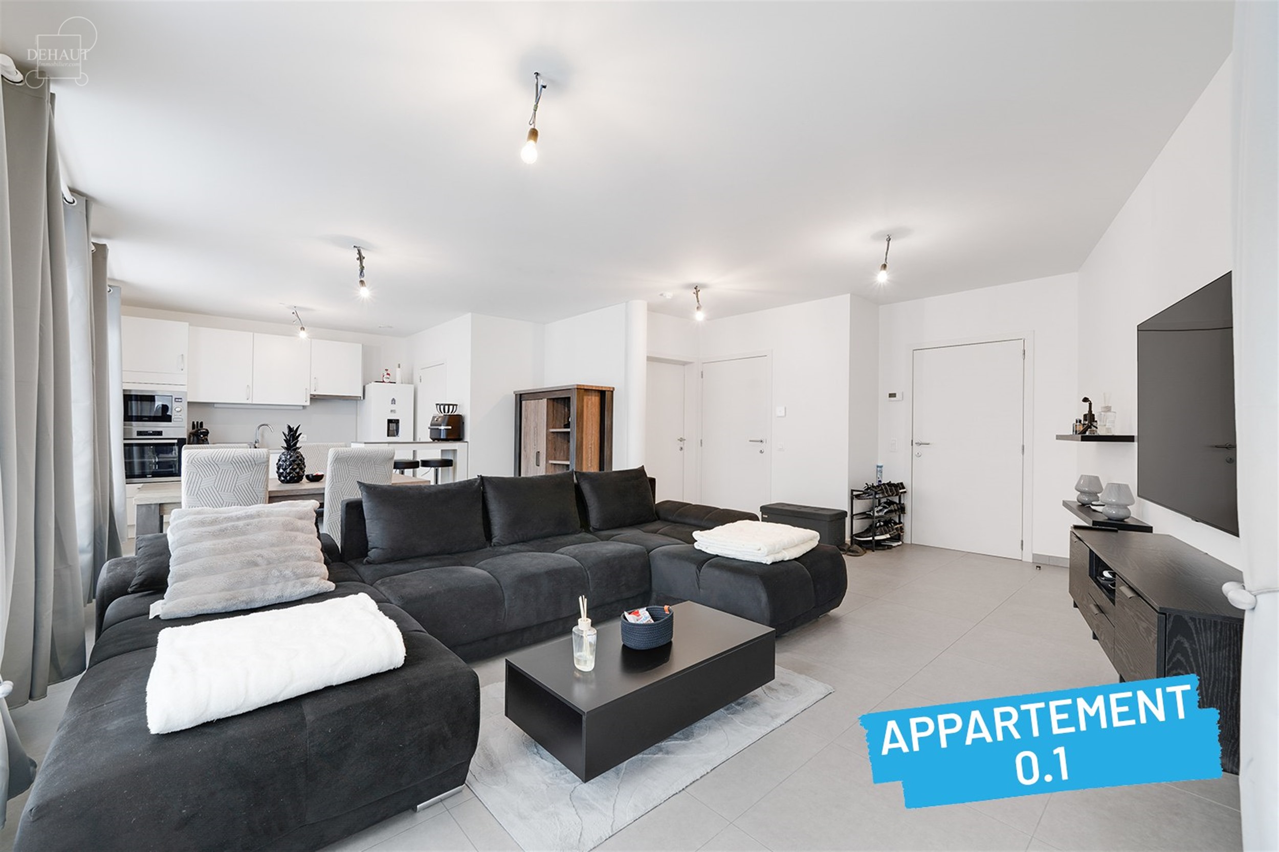 Superbe immeuble de rapport construit en 2018 comprenant 4 appartements répartis sur 3 niveaux, 5 garages, 5 cavettes et un parking privé. Chaque ap...