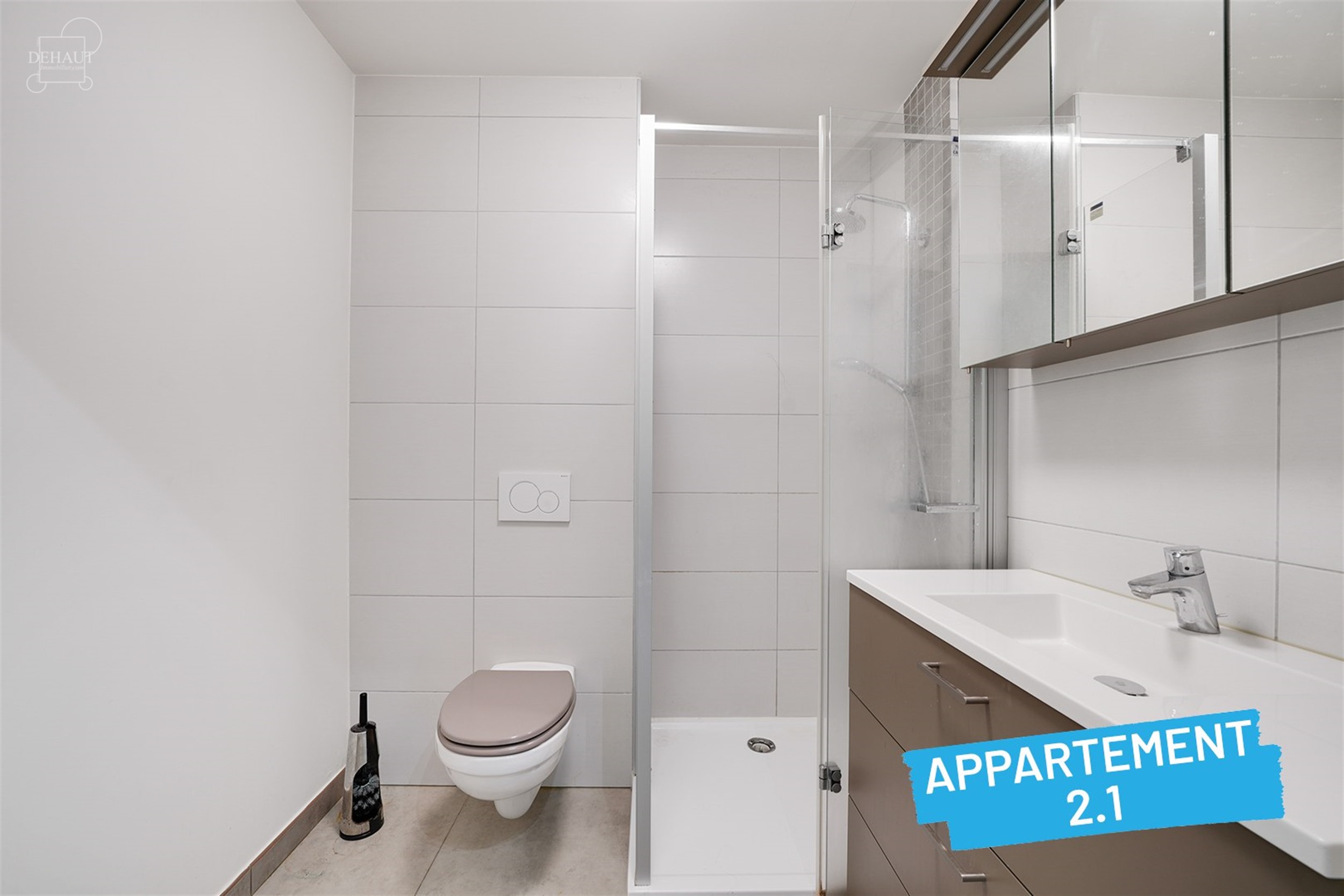 Superbe immeuble de rapport construit en 2018 comprenant 4 appartements répartis sur 3 niveaux, 5 garages, 5 cavettes et un parking privé. Chaque ap...