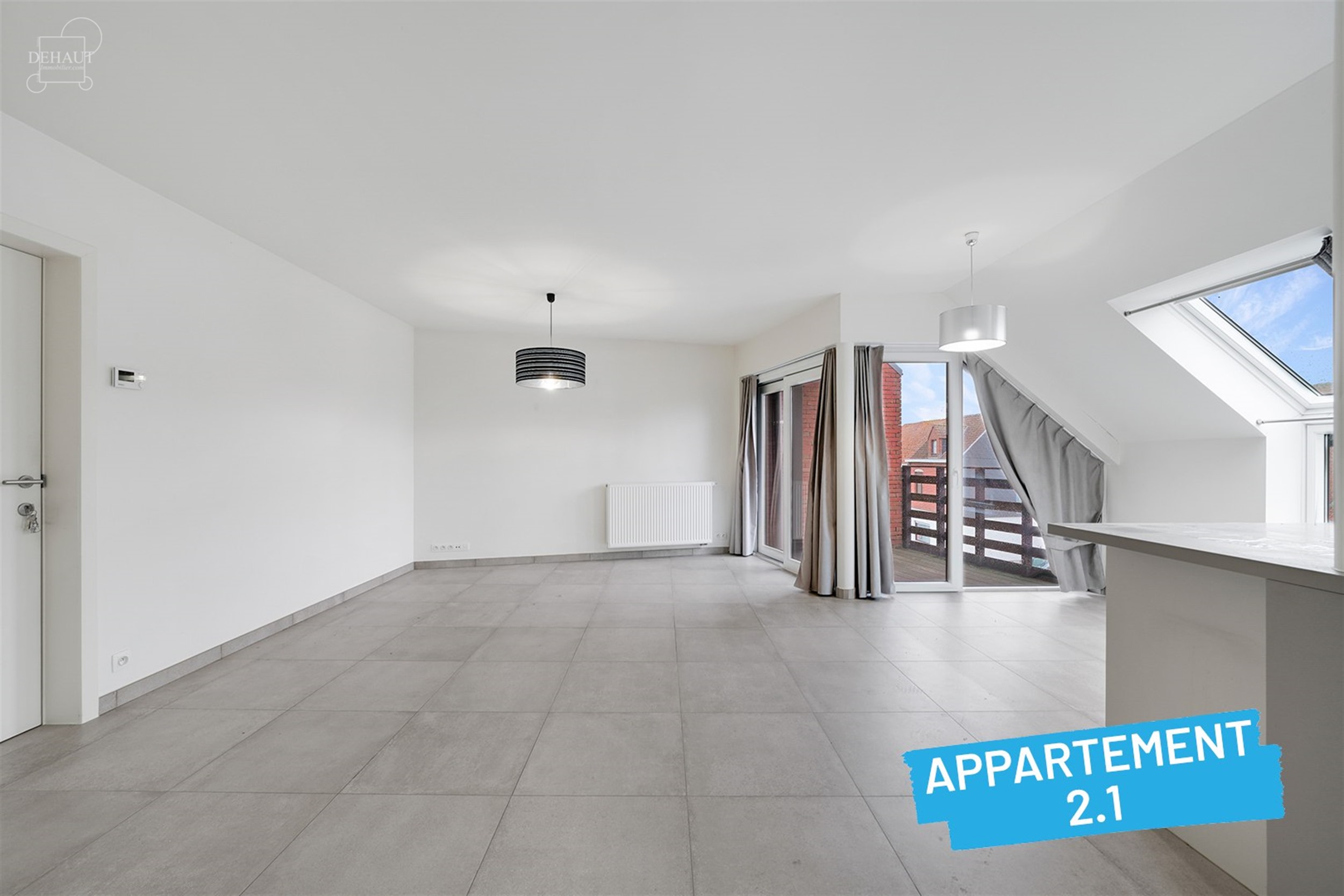 Superbe immeuble de rapport construit en 2018 comprenant 4 appartements répartis sur 3 niveaux, 5 garages, 5 cavettes et un parking privé. Chaque ap...