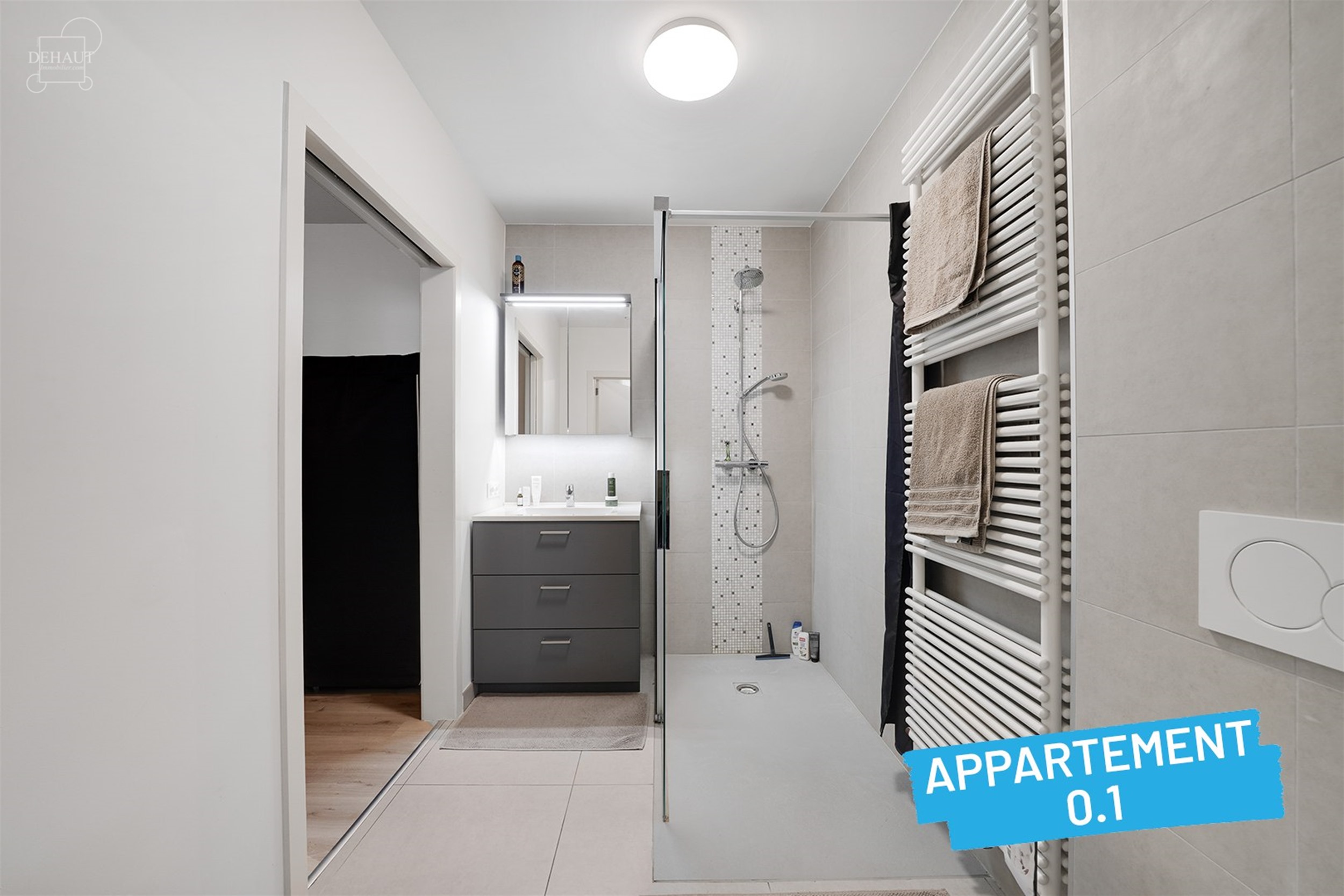 Superbe immeuble de rapport construit en 2018 comprenant 4 appartements répartis sur 3 niveaux, 5 garages, 5 cavettes et un parking privé. Chaque ap...