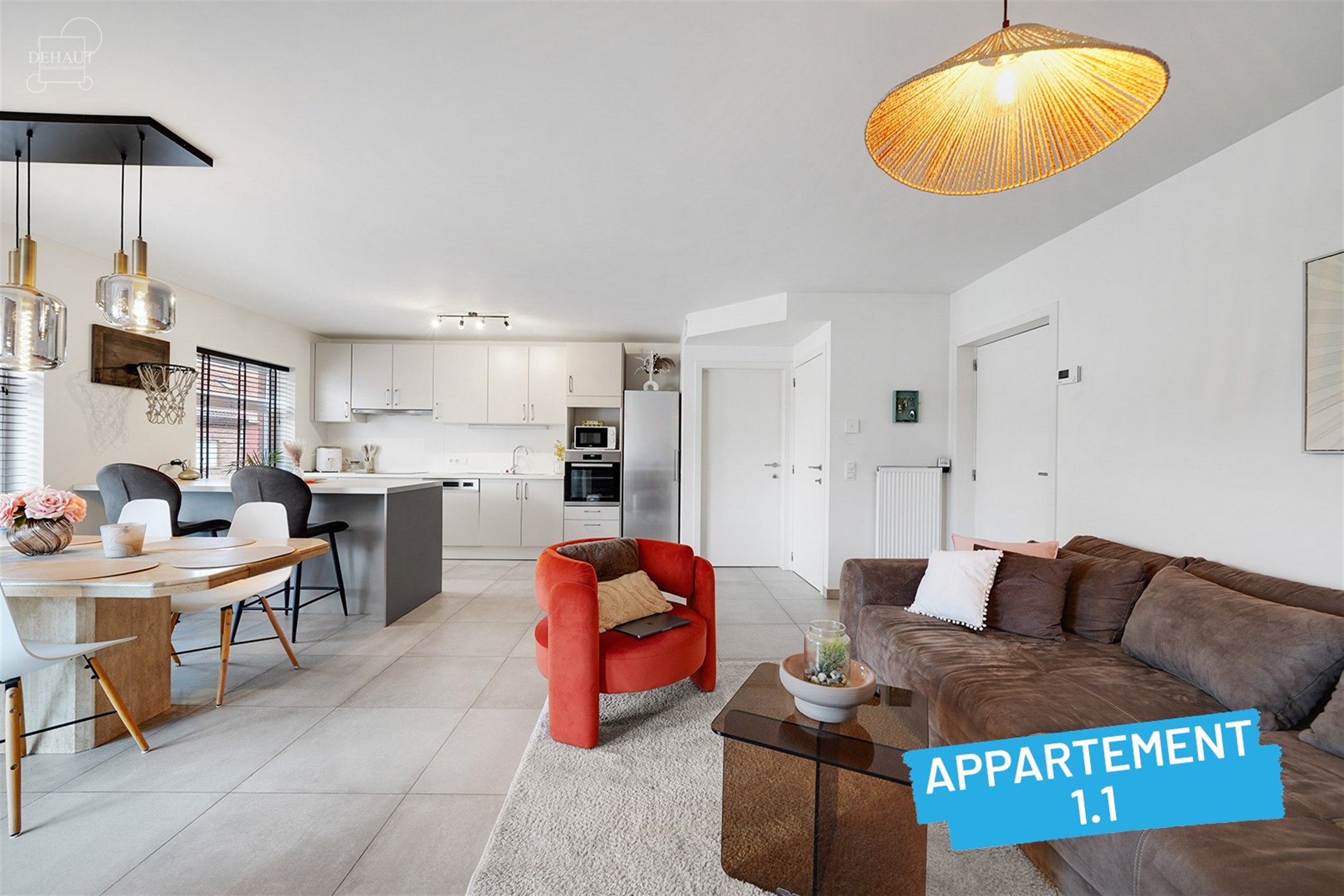 Superbe immeuble de rapport construit en 2018 comprenant 4 appartements répartis sur 3 niveaux, 5 garages, 5 cavettes et un parking privé. Chaque ap...