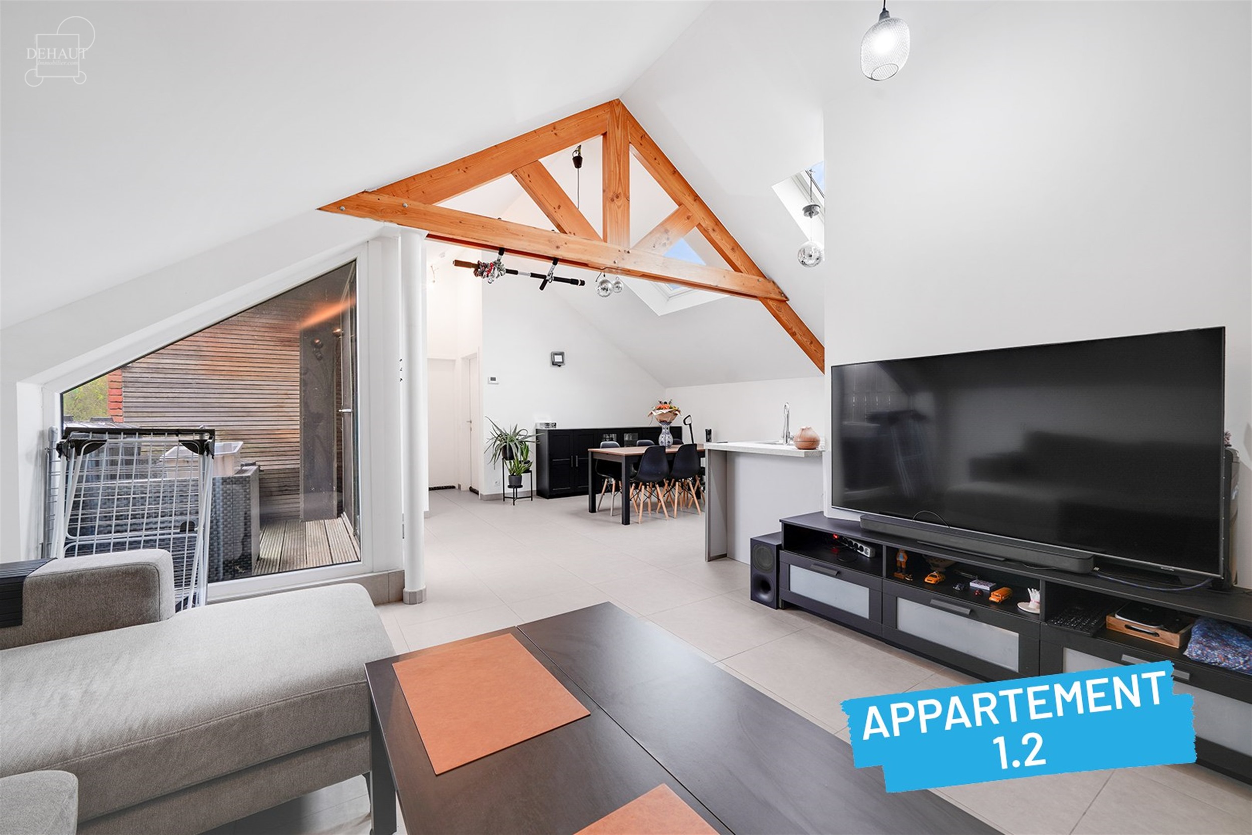 Superbe immeuble de rapport construit en 2018 comprenant 4 appartements répartis sur 3 niveaux, 5 garages, 5 cavettes et un parking privé. Chaque ap...