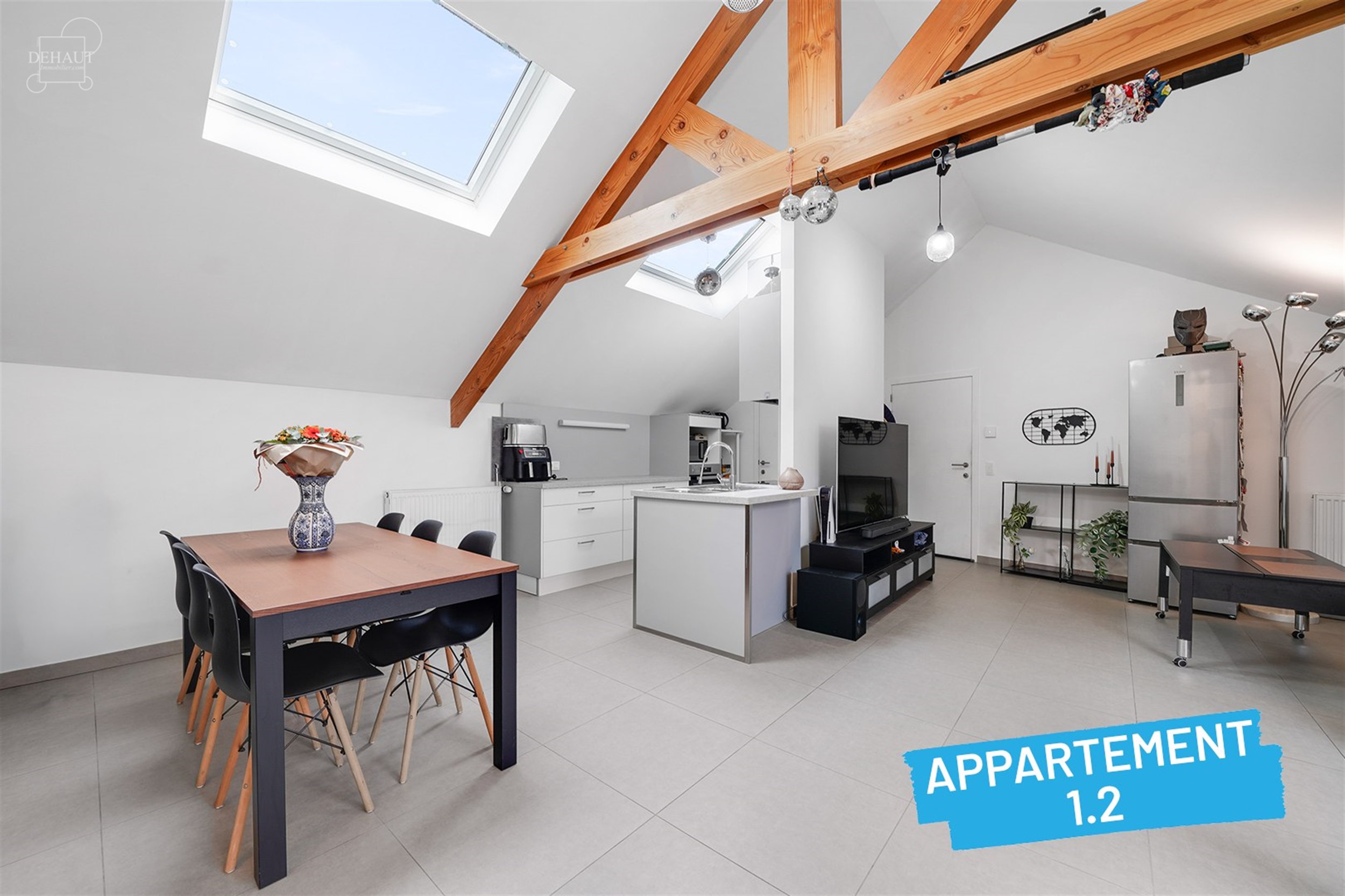 Superbe immeuble de rapport construit en 2018 comprenant 4 appartements répartis sur 3 niveaux, 5 garages, 5 cavettes et un parking privé. Chaque ap...