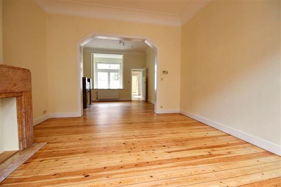 REZ DE CHAUSSEE (70 m2)
- Salon/salle à manger en enfilade (38 m2) avec beau plancher
- Wc
- Cuisine hyper équipée avec accès cour sud (20 m2)
(four, taques vitro, lave vaisselle, frigo, congélateur, hotte, micro ondes)
- Chambre (10 m2)
ENTRESOL ( 40 m2)
- Chambre (16 m2)
- Dressing ( 8 m2)
- Vestiaire
- Salle de bains avec baignoire et wc
- Cave accessible par l'intérieur de l'appartement
EQUIPEMENTS
- Chaudière individuelle gaz avec production d'eau chaude
- Raccordement à la tv par satellite
- connexiont à internet rapide
- Poss d'installation de machine à laver et séchoir