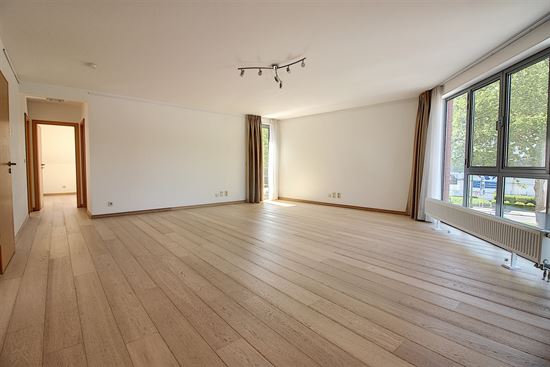 Profitez d’un cadre de vie rare, au cœur d’un quartier résidentiel verdoyant et paisible. Les courses se font facilement grâce au Carrefour tout proche, avec boulangeries et pharmacies à quelques pas. Les familles apprécieront la proximité de l’Athénée Royal d’Auderghem et de l’École Européenne Bruxelles III. Côté mobilité, le métro Hermann‑Debroux et plusieurs lignes STIB vous relient rapidement au centre.
Et pour respirer, le Parc de Woluwe et la Forêt de Soignes vous attendent.