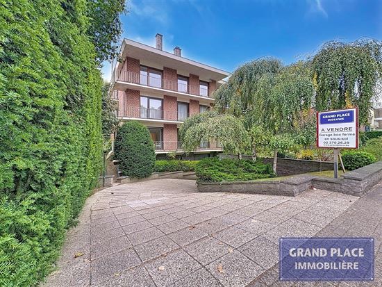 Situé au Dieweg 127 à Uccle, le bien profite d’un quartier résidentiel agréable avec des commerces de proximité tels que supermarchés, boulangeries et pharmacies accessibles à pied.
Le secteur est idéal pour les familles grâce à la présence d’écoles à proximité, couvrant les niveaux maternel et primaire.
Enfin, la mobilité est facilitée par les transports en commun (tram, bus et gare de Gare de Saint-Job) ainsi que par la proximité d’espaces verts offrant un cadre de vie verdoyant.