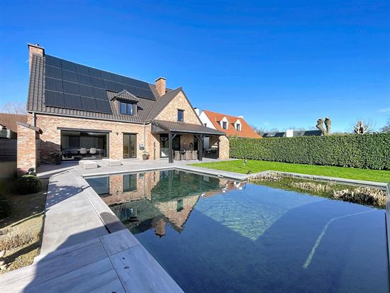 Situé dans un quartier résidentiel calme de Steenokkerzeel, ce bien profite d’un environnement agréable tout en restant proche des commodités. Pour vos courses, le Delhaize Melsbroek est accessible en environ 3 minutes en voiture. Les familles apprécieront la proximité de Gemeentelijke Basisschool Piramide & Tilia, Vrije Kleuterschool Steenokkerzeel et Vrije Basisschool Ter Ham, toutes situées à courte distance. Côté mobilité, la ligne de bus De Lijn 25 se trouve à quelques pas. Enfin, les promenades et espaces verts autour du Brabantse Golf de Melsbroek offrent un cadre verdoyant idéal pour se détendre. 🌿