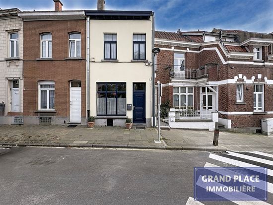 Nichée dans un quartier recherché, à deux pas de la promenade verte, cette charmante maison séduit immédiatement par sa luminosité, son atmosphère chaleureuse et son magnifique jardin orienté plein sud.
Vous y découvrirez des espaces de vie agréables, une ambiance cosy et une maison parfaitement adaptée à une vie de famille paisible, tout en restant proche de toutes les commodités.
Un bien plein de charme à découvrir sans tarder.