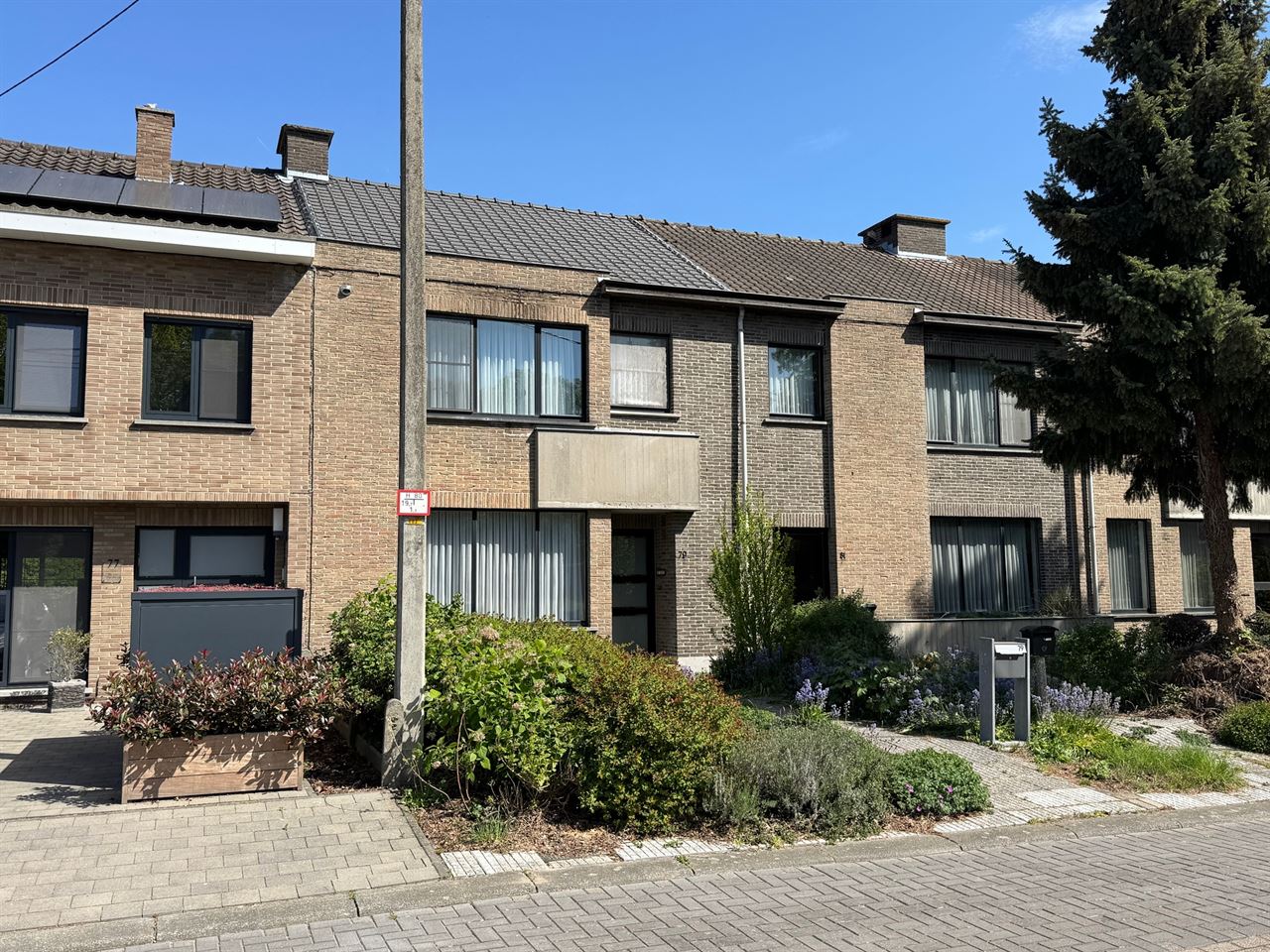 Gesloten bebouwing met garage