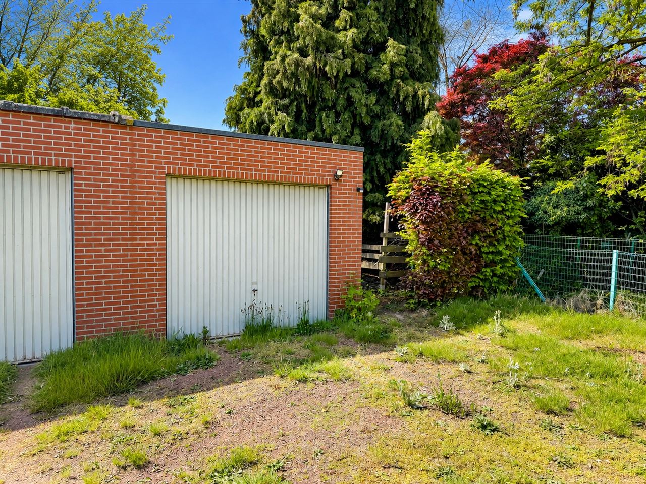 Gesloten bebouwing met garage