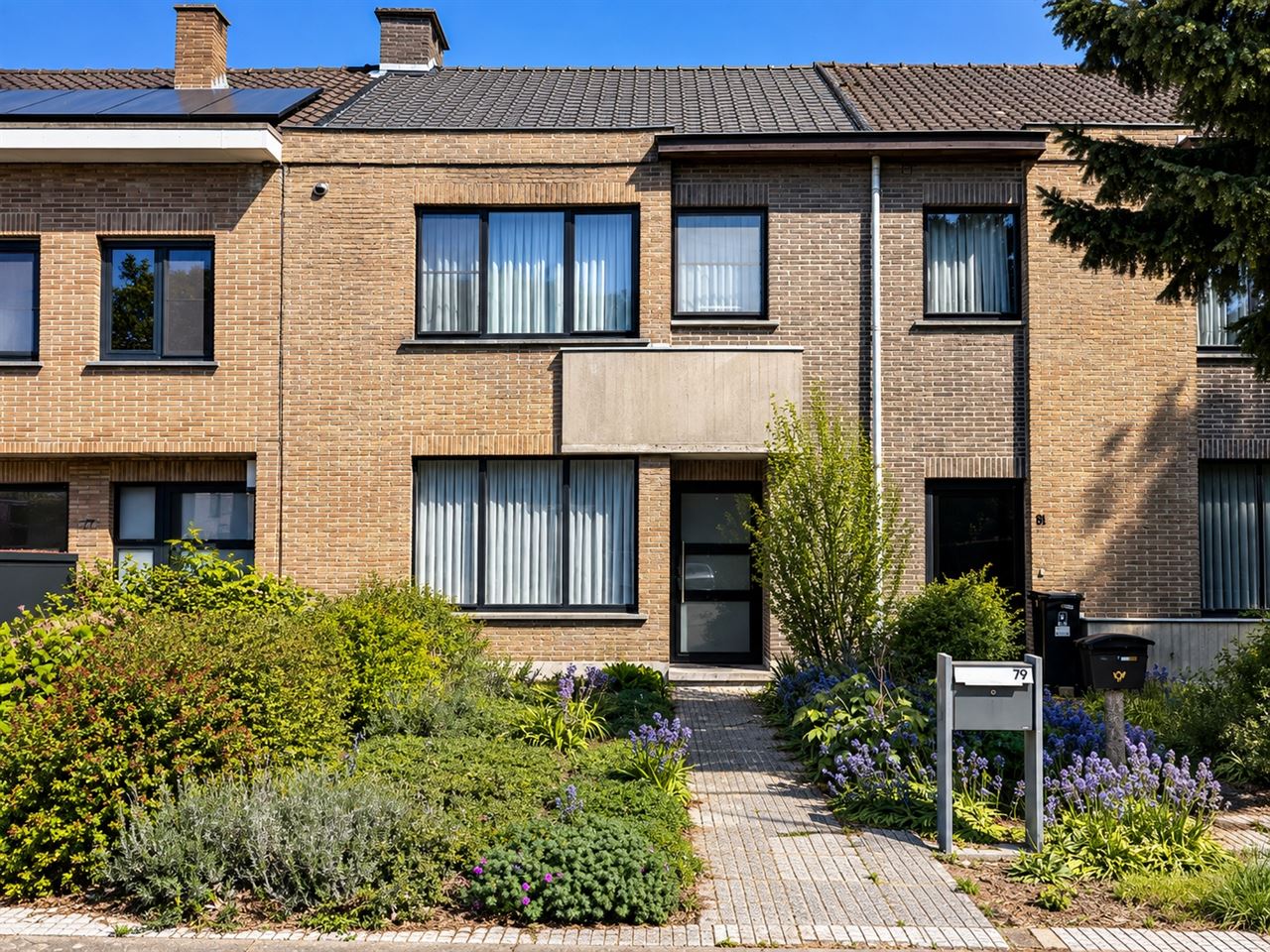 Gesloten bebouwing met garage