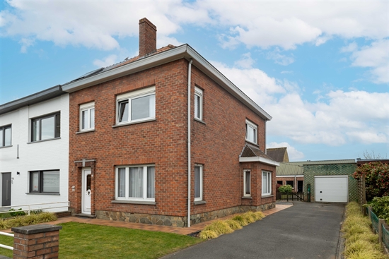 Halfopen bebouwing met bijgebouw en tuin