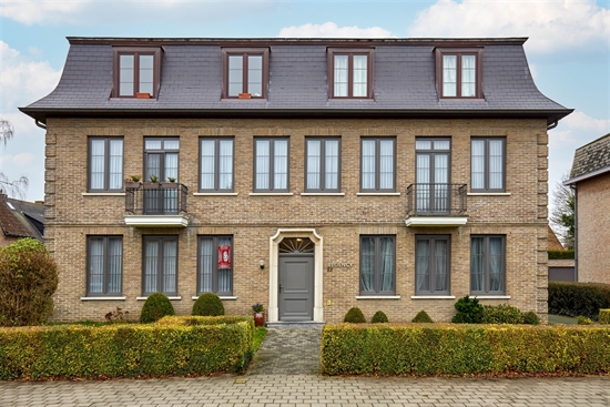 GELIJKVLOERS APPARTEMENT MET GARAGE