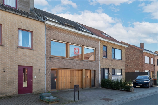 Ruime gezinswoning met garage en zuidgerichte tuin in Assebroek