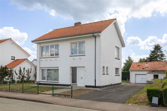 Alleenstaande gezinswoning met 4 slaapkamers, garage en tuin