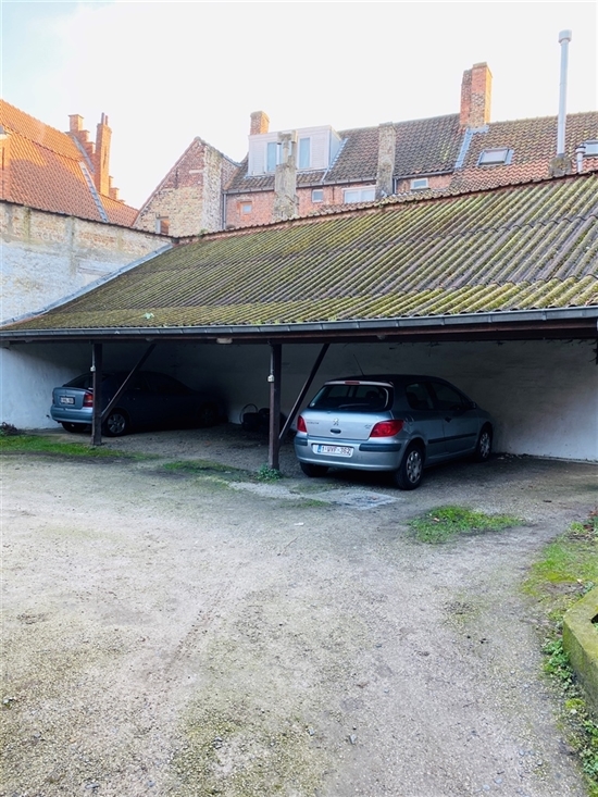 Overdekte autostaanplaats in centrum Brugge