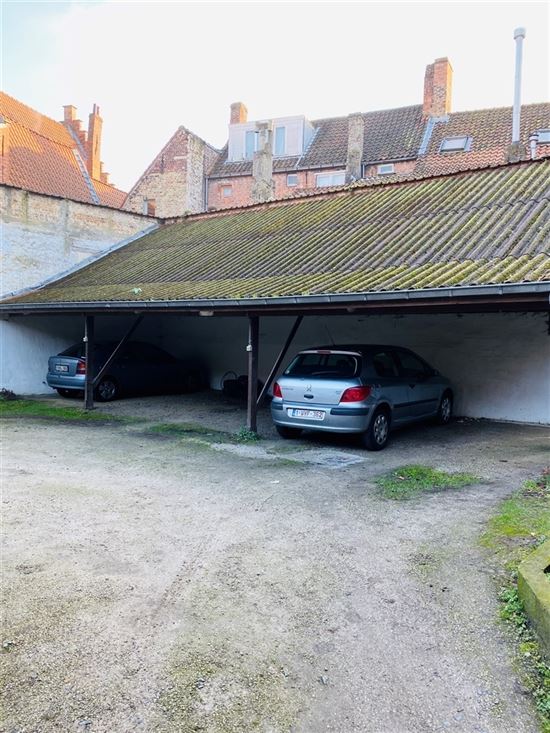 Overdekte autostaanplaats in centrum Brugge