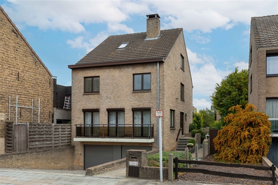 Halfopen bebouwing met ruime bewoonbare oppervlakte, dubbele garage en vlotte bereikbaarheid in Sint-Andries