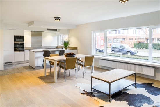 PRACHTIG GERENOVEERD APPARTEMENT MET GARAGE