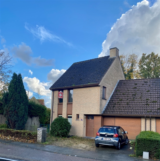 Halfopen bebouwing met garage en tuin