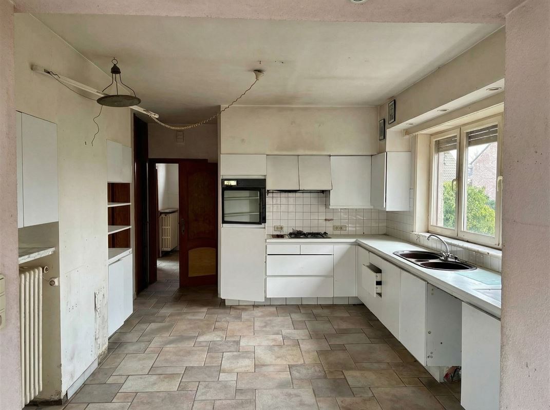 RUIME TE RENOVEREN WONING MET UITZONDERLIJKE TUIN EN VERGUND BIJHUIS OP CA. 4.410 M² TE SINT-KRUIS