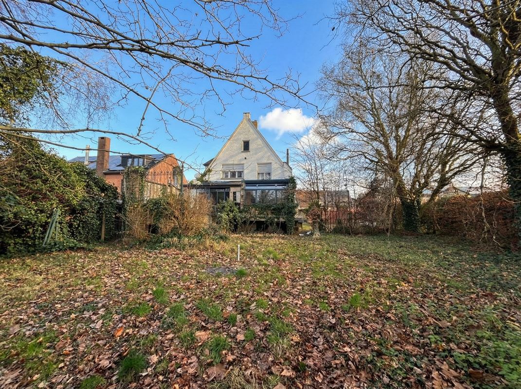RUIME TE RENOVEREN WONING MET UITZONDERLIJKE TUIN EN VERGUND BIJHUIS OP CA. 4.410 M² TE SINT-KRUIS