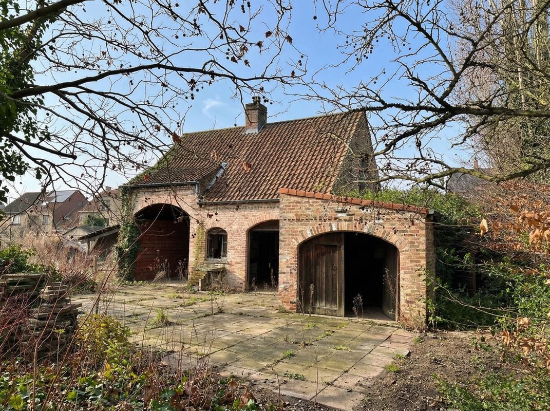 RUIME TE RENOVEREN WONING MET UITZONDERLIJKE TUIN EN VERGUND BIJHUIS OP CA. 4.410 M² TE SINT-KRUIS