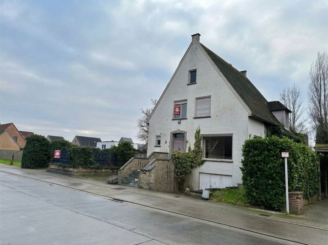 RUIME TE RENOVEREN WONING MET UITZONDERLIJKE TUIN EN VERGUND BIJHUIS OP CA. 4.410 M² TE SINT-KRUIS