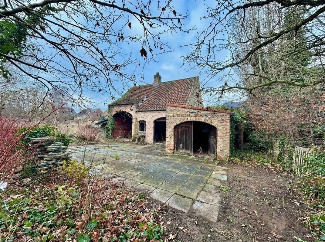 RUIME TE RENOVEREN WONING MET UITZONDERLIJKE TUIN EN VERGUND BIJHUIS OP CA. 4.410 M² TE SINT-KRUIS