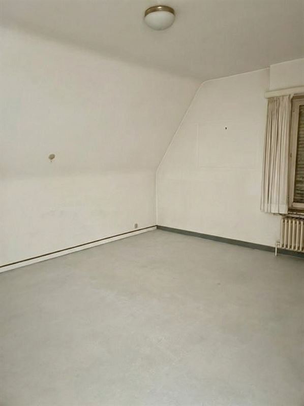 RUIME TE RENOVEREN WONING MET UITZONDERLIJKE TUIN EN VERGUND BIJHUIS OP CA. 4.410 M² TE SINT-KRUIS