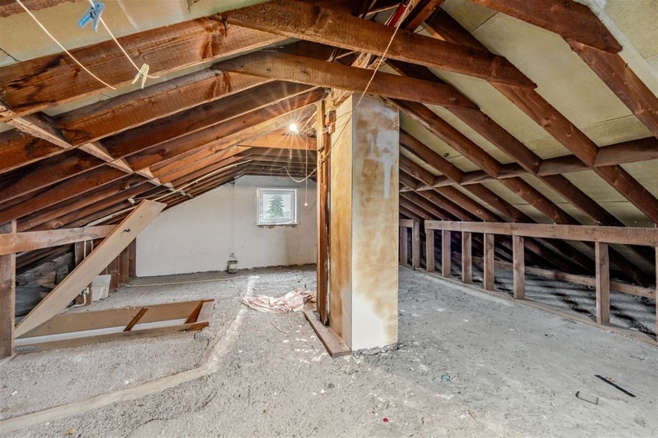 Vrijstaande woning met weidse tuin en renovatiepotentieel
