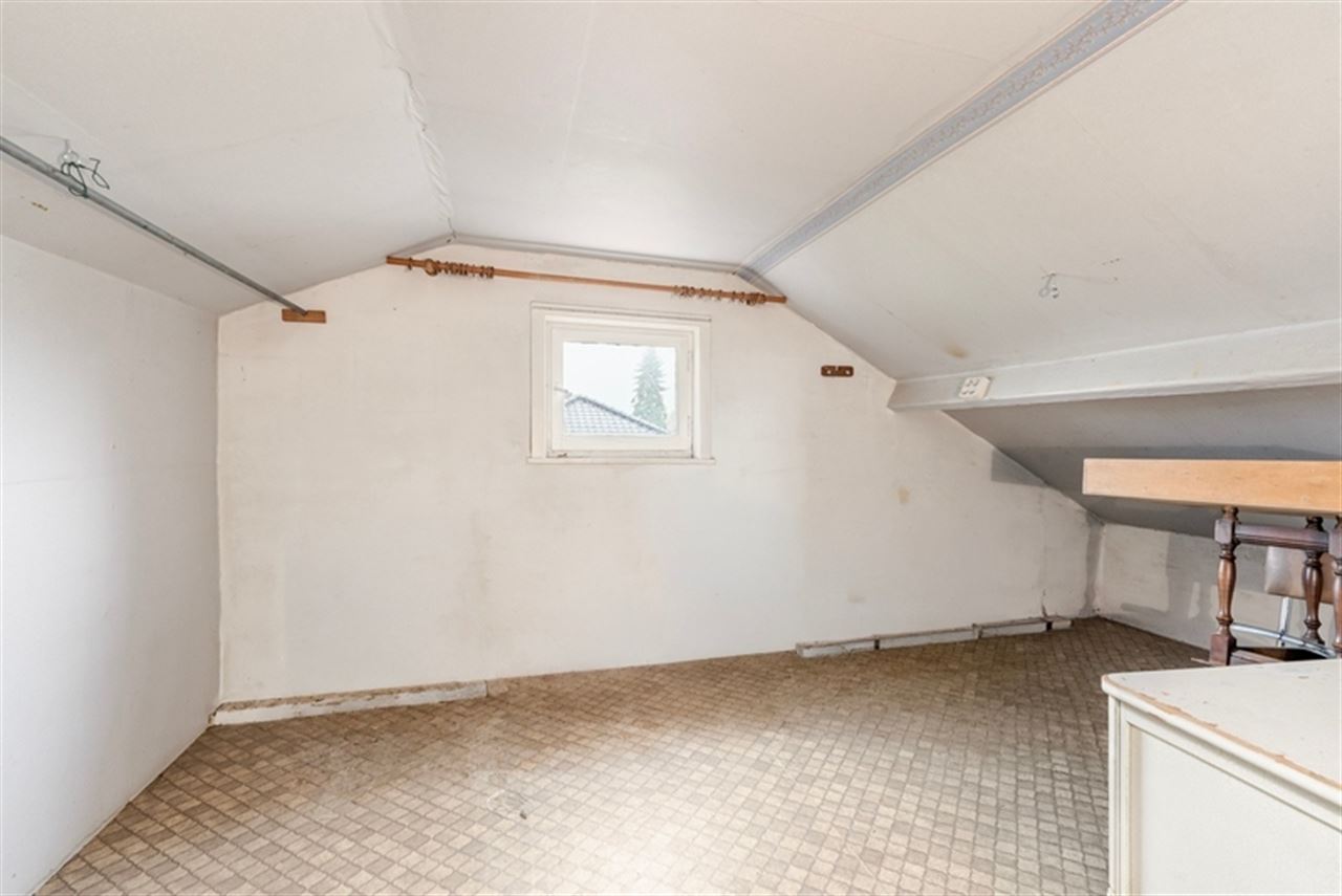 Vrijstaande woning met weidse tuin en renovatiepotentieel