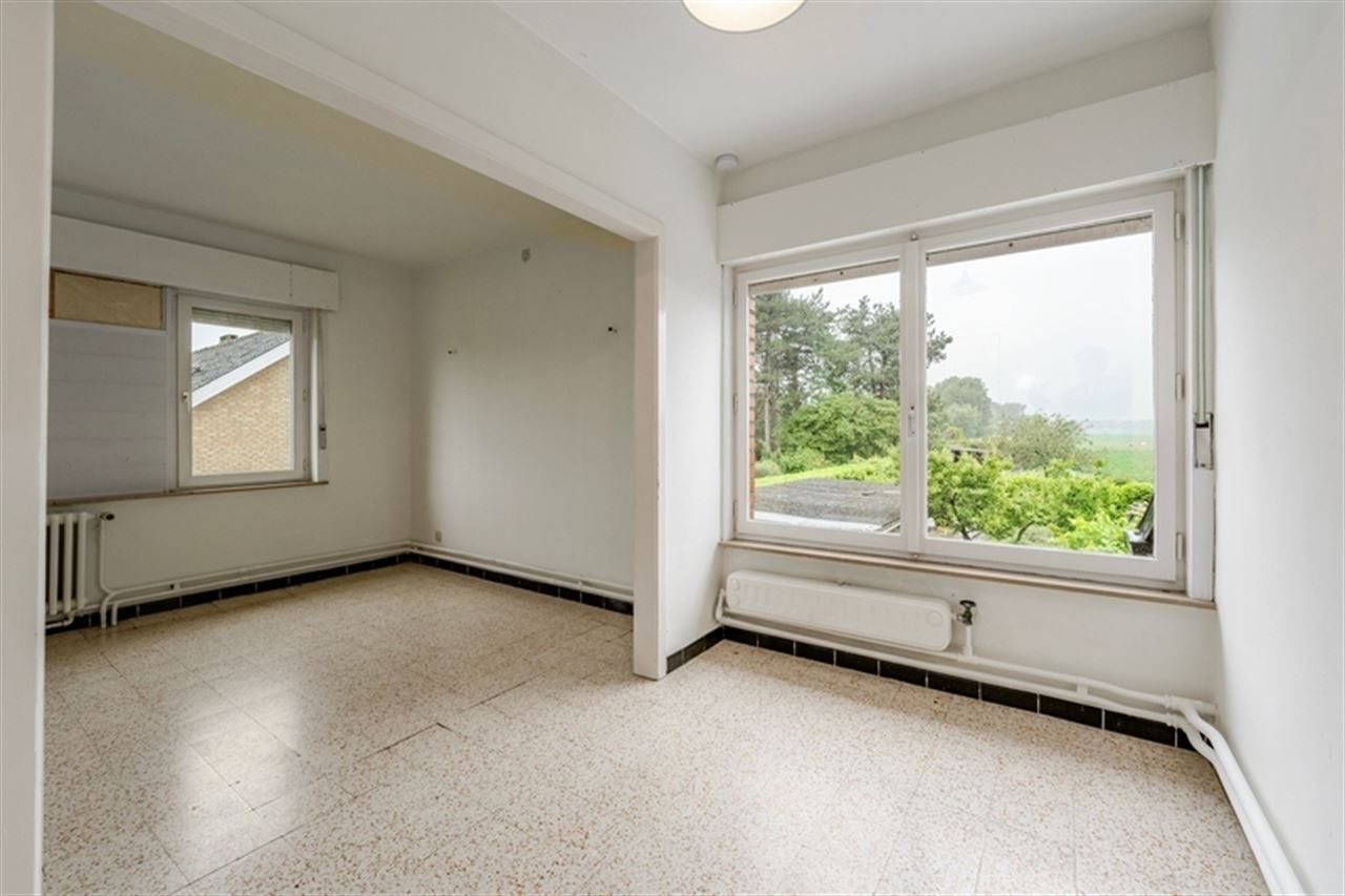Vrijstaande woning met weidse tuin en renovatiepotentieel