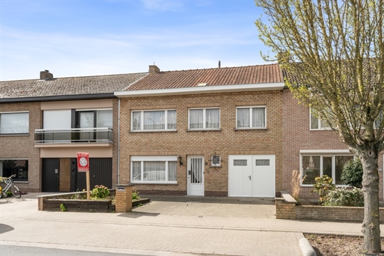 Op te frissen woning met brede gevel