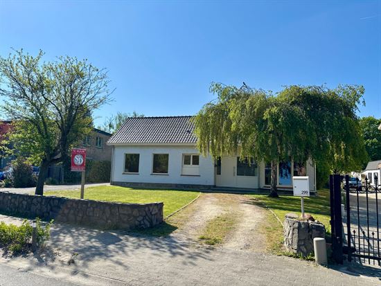 Gelijkvloerse villa met tuin en garage
