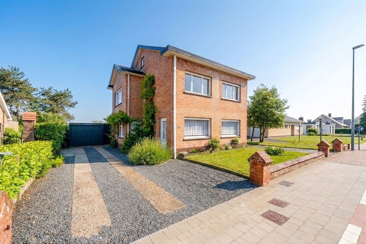 Vrijstaande woning met weidse tuin en renovatiepotentieel
