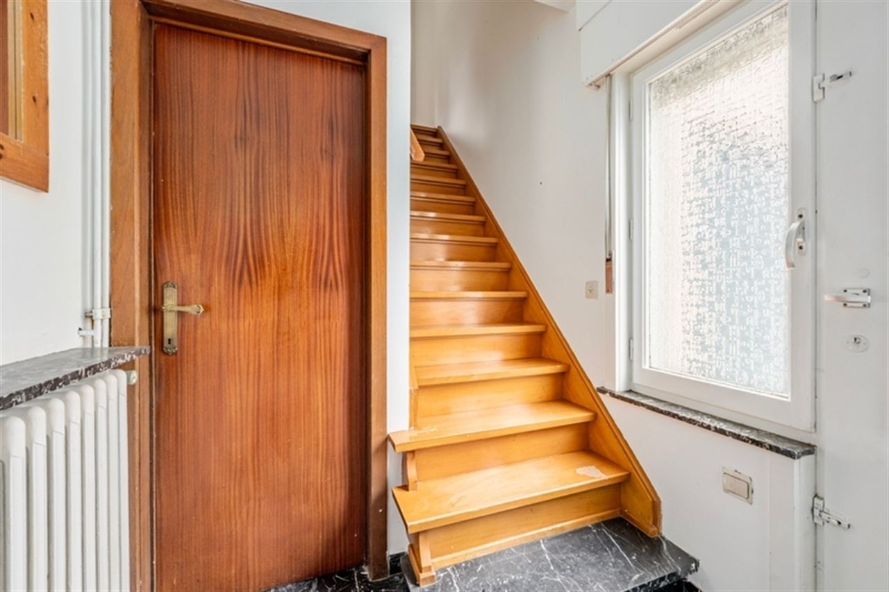 Vrijstaande woning met weidse tuin en renovatiepotentieel