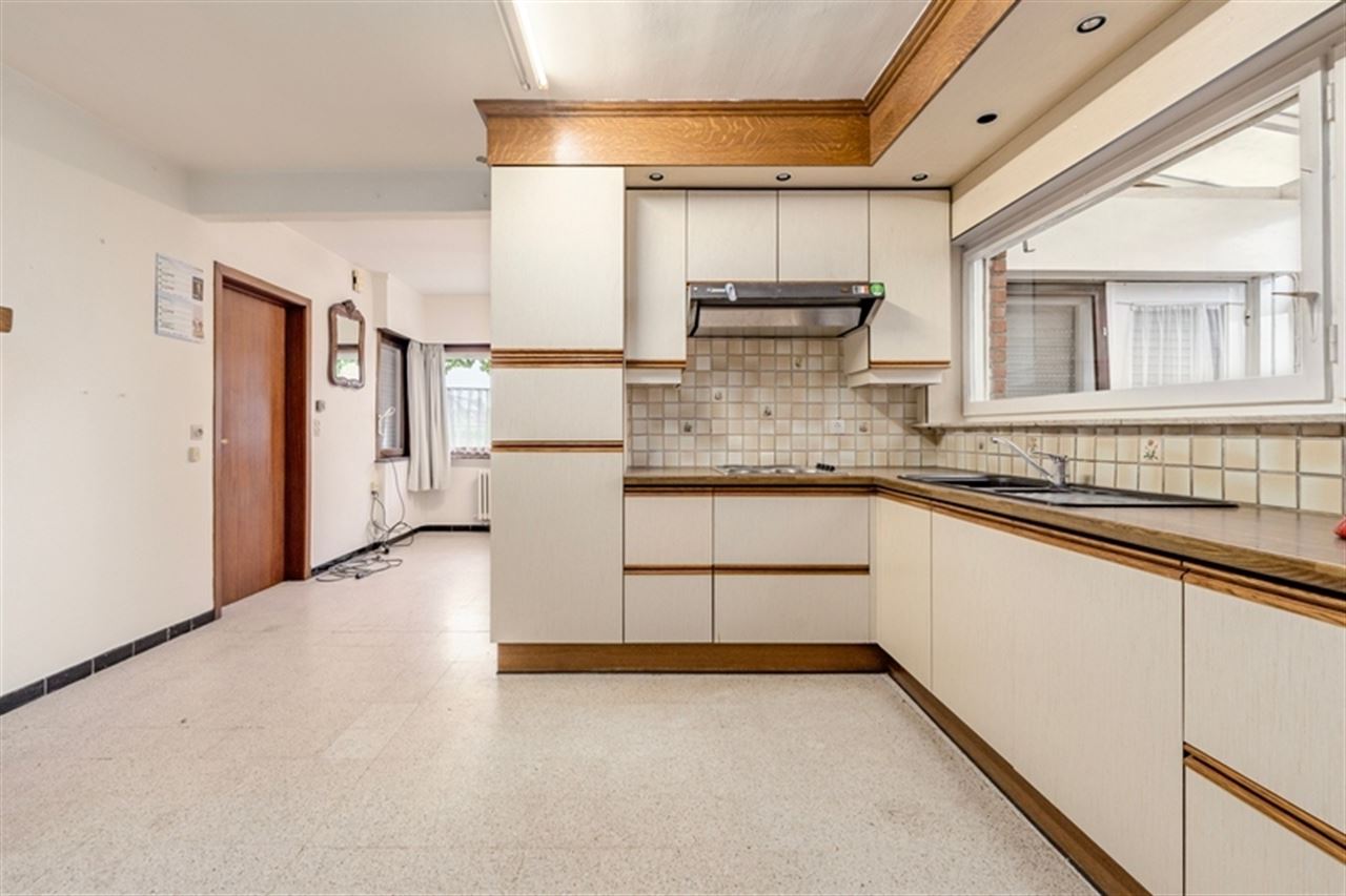 Vrijstaande woning met weidse tuin en renovatiepotentieel