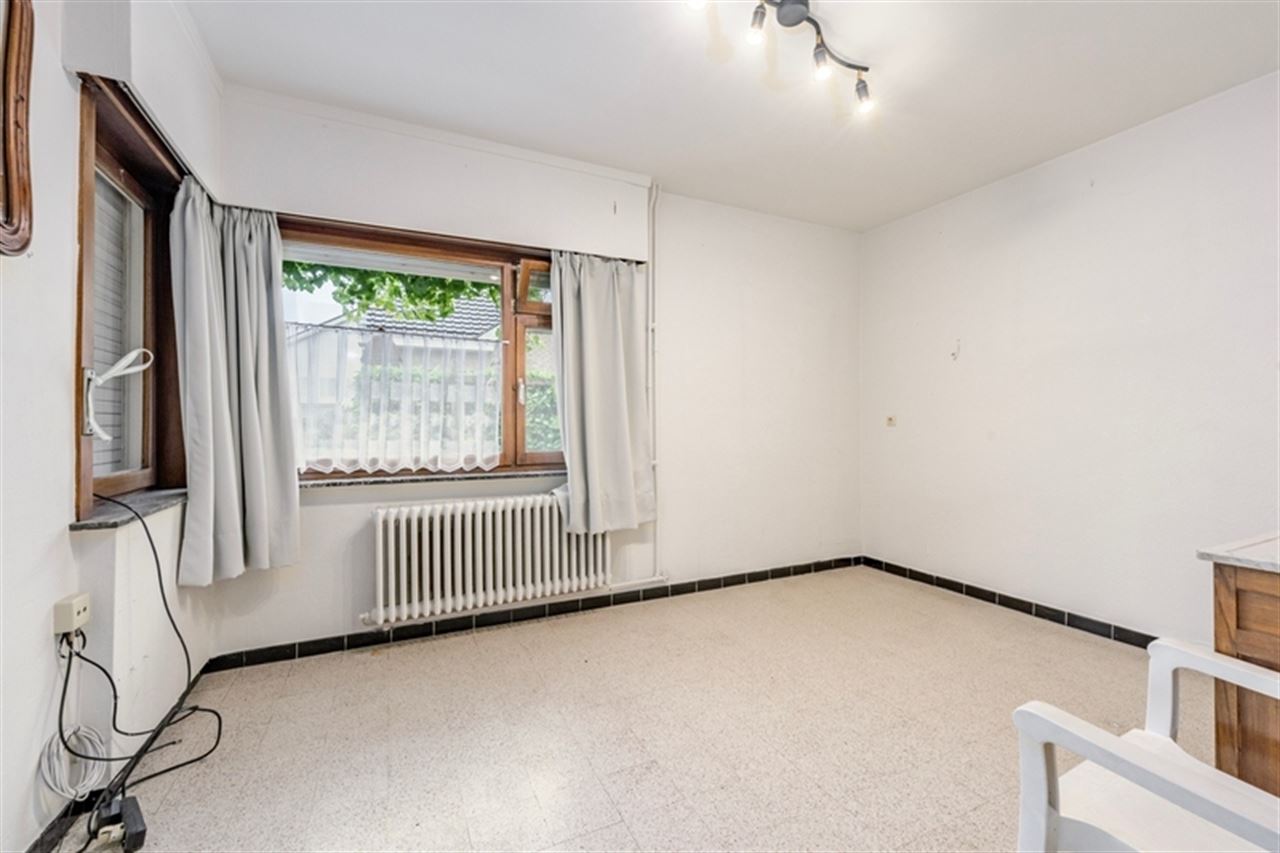 Vrijstaande woning met weidse tuin en renovatiepotentieel