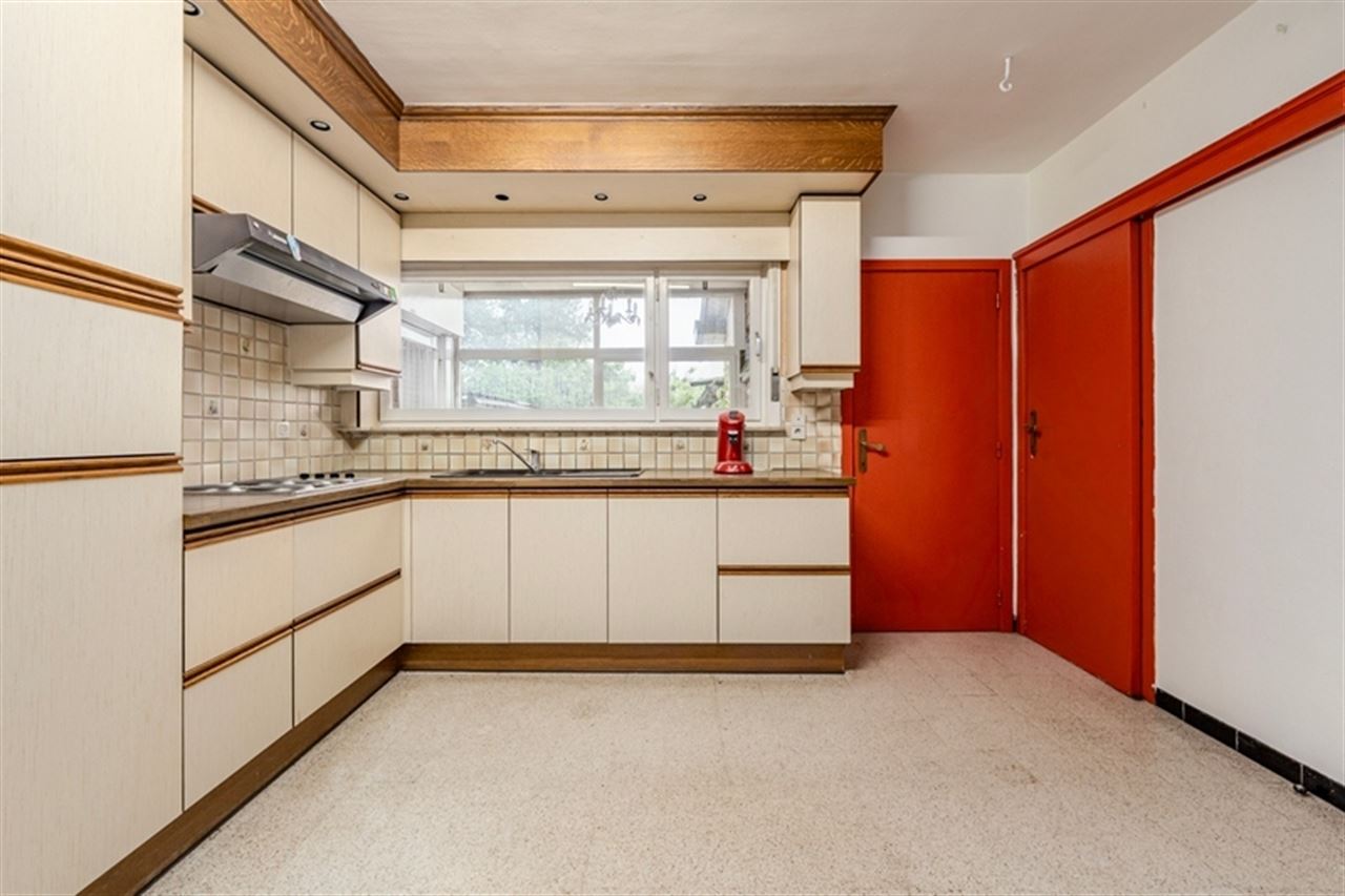 Vrijstaande woning met weidse tuin en renovatiepotentieel