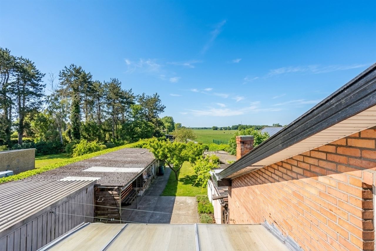 Vrijstaande woning met weidse tuin en renovatiepotentieel