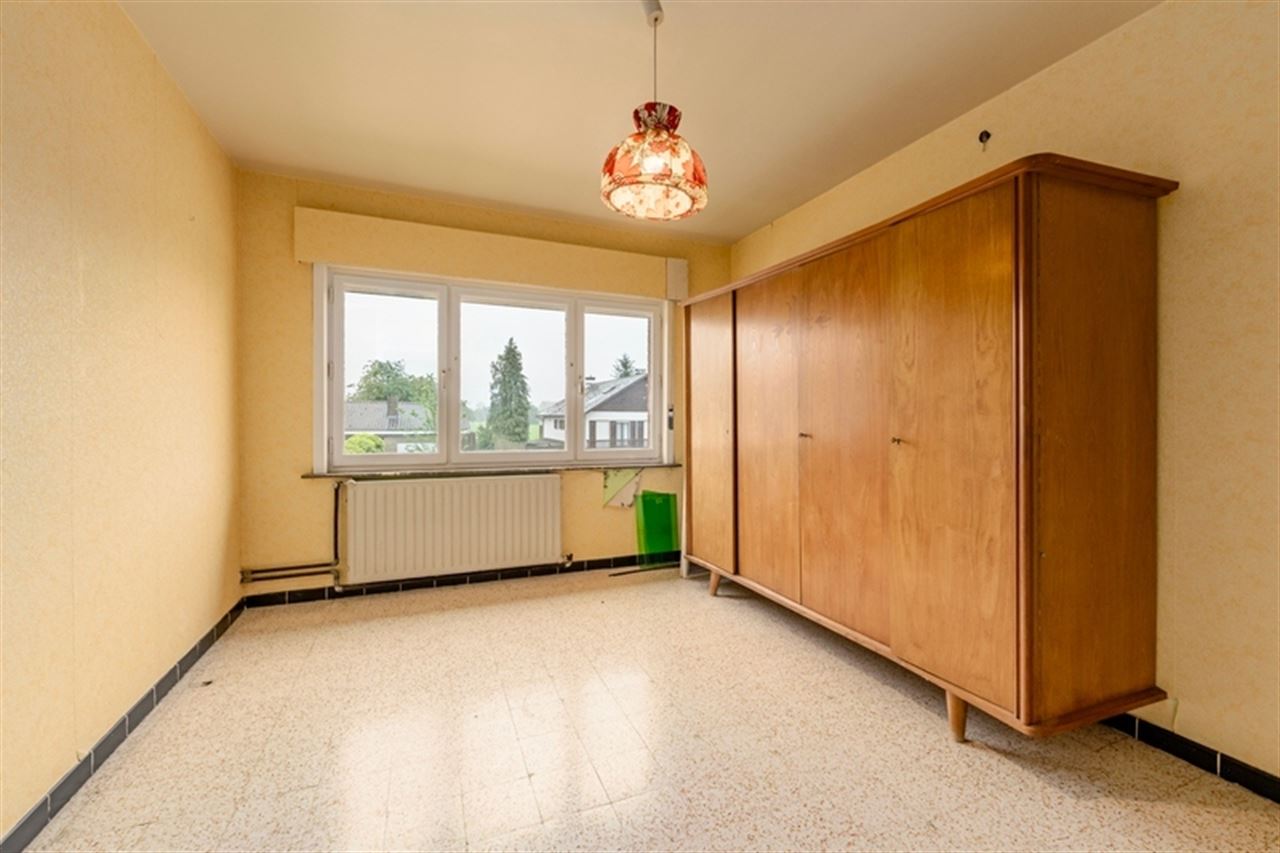 Vrijstaande woning met weidse tuin en renovatiepotentieel