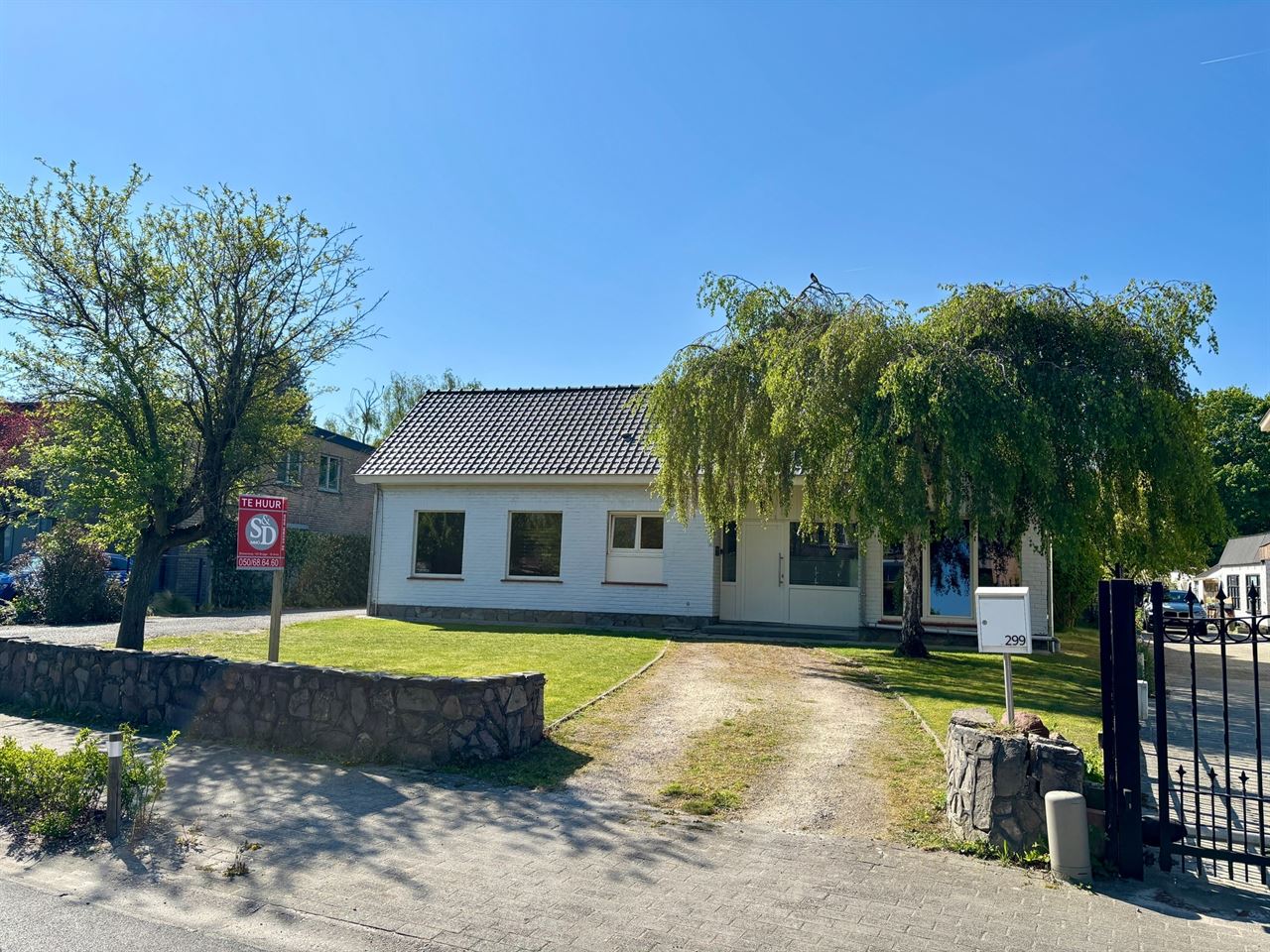 Gelijkvloerse villa met tuin en garage